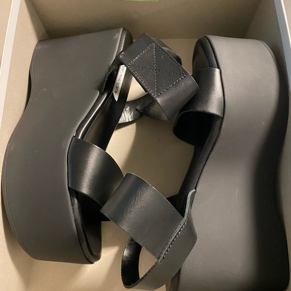 Steve Madden Julianna Black Platform Sandal - Picture 2 of 4
